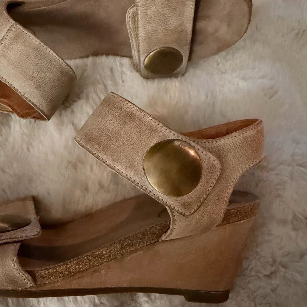 Taos Taupe Wedges with Brass Details - Picture 4 of 7